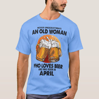 Unterschätzen Sie niemals eine alte Frau, die Lieb T-Shirt