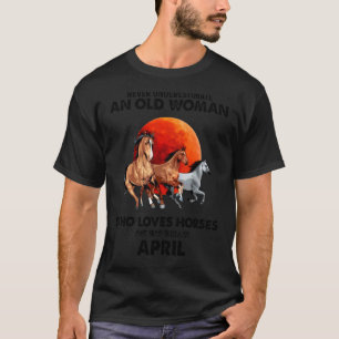 Unterschätzen Sie niemals eine alte Frau, die Pfer T-Shirt
