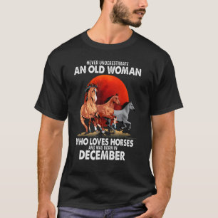 Unterschätzen Sie niemals eine alte Frau, die Pfer T-Shirt