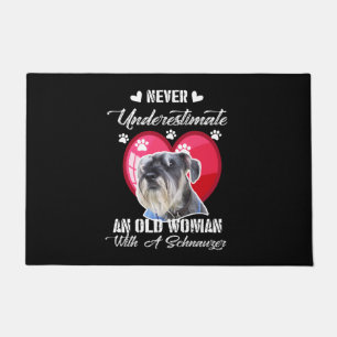 Unterschätzen Sie niemals eine alte Frau mit eine Fußmatte