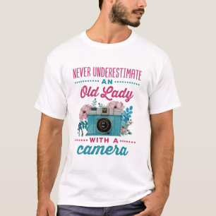 Unterschätzen Sie niemals eine alte Frau mit einer T-Shirt