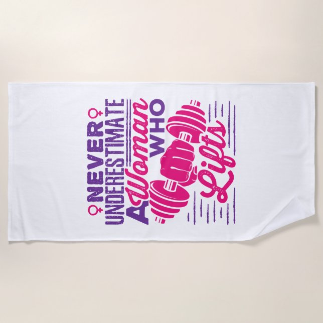 Unterschätzen Sie niemals eine Frau, die aufhebt Strandtuch (Vorderseite)