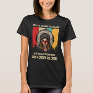 Unterschätzen Sie niemals eine Frau, die Cherokee- T-Shirt