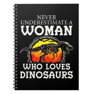Unterschätzen Sie niemals eine Frau, die Dinosauri Notizblock