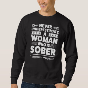 Unterschätzen Sie niemals eine Frau, die nüchtern Sweatshirt