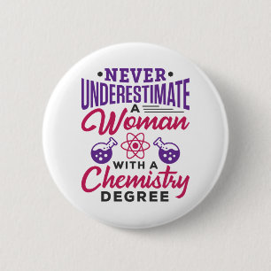 Unterschätzen Sie niemals eine Frau mit Chemiegrad Button
