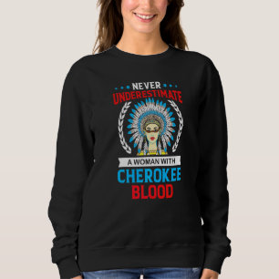 Unterschätzen Sie niemals eine Frau mit Cherokee-B Sweatshirt