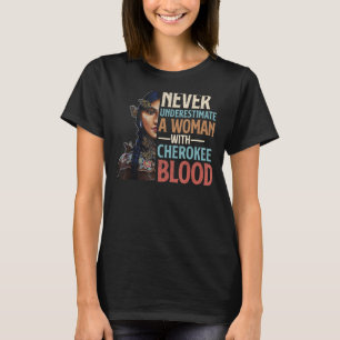Unterschätzen Sie niemals eine Frau mit Cherokee-B T-Shirt