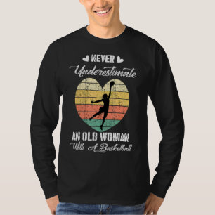 Unterschätzen Sie niemals eine Frau mit einem Bask T-Shirt