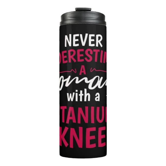 Unterschätzen Sie niemals eine Frau mit einem Tita Thermosbecher (Vorderseite)