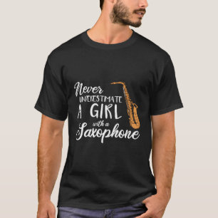 Unterschätzen Sie niemals eine mit einem Saxophon T-Shirt