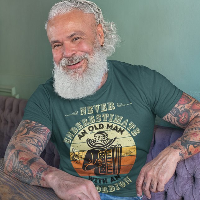 Unterschätzen Sie niemals einen alten Mann - Akkor T-Shirt (Von Creator hochgeladen)