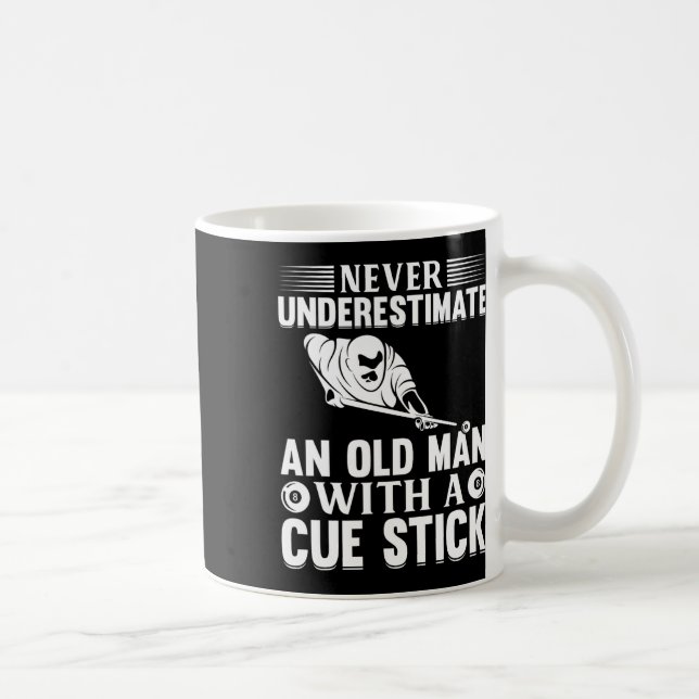 Unterschätzen Sie niemals einen alten Mann mit ein Kaffeetasse (Rechts)