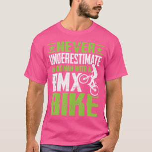 Unterschätzen Sie niemals einen alten Mann mit ein T-Shirt