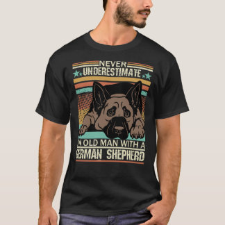 Unterschätzen Sie niemals einen alten Mann mit ein T-Shirt