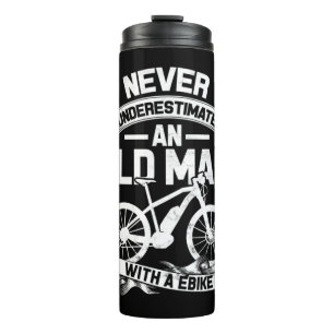 Unterschätzen Sie niemals einen alten Mann mit ein Thermosbecher