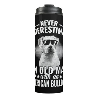 Unterschätzen Sie niemals einen alten Mann mit ein Thermosbecher