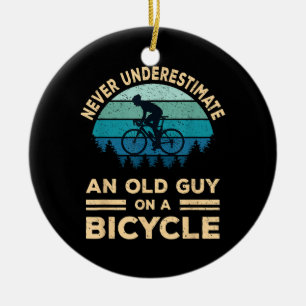 Unterschätzen Sie niemals einen alten Typ auf eine Keramik Ornament