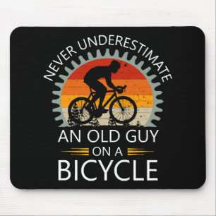 Unterschätzen Sie niemals einen alten Typ auf eine Mousepad