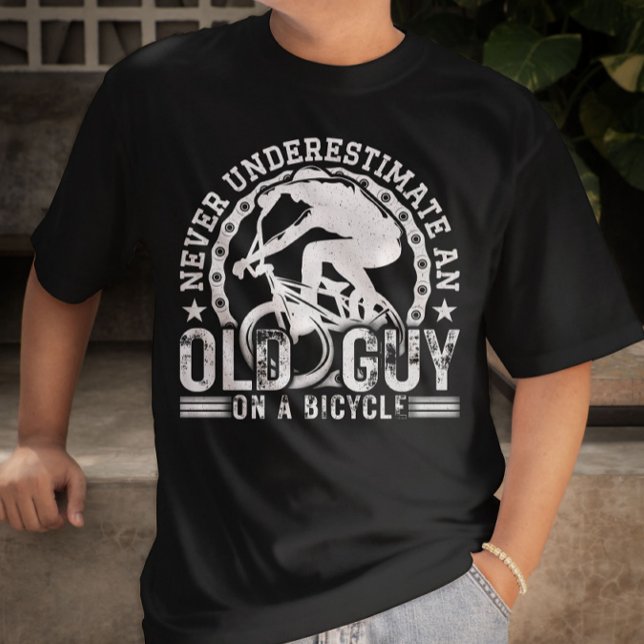 Unterschätzen Sie niemals einen alten Typ auf eine T-Shirt (Von Creator hochgeladen)