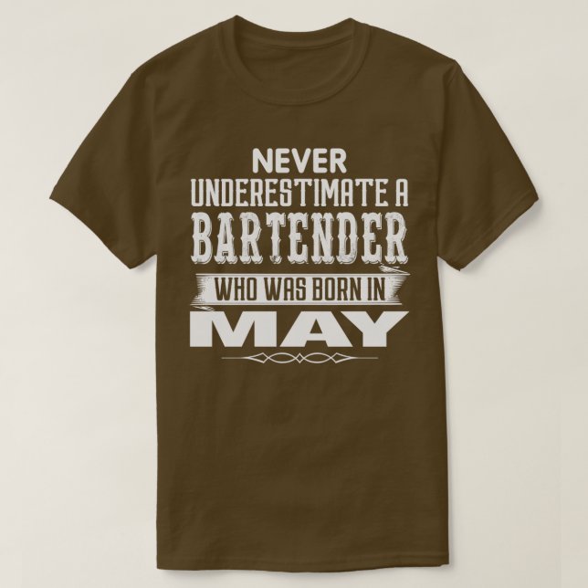 Unterschätzen Sie niemals einen Barkeeper, der bei T-Shirt (Design vorne)