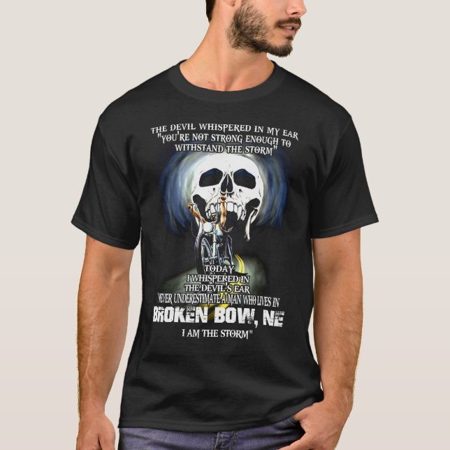 Unterschätzen Sie niemals einen BROKEN BOW NE Man T-Shirt (Vorderseite)