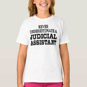 Unterschätzen Sie niemals einen Justiziellen Assis T-Shirt