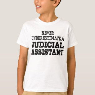Unterschätzen Sie niemals einen Justiziellen Assis T-Shirt