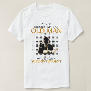 Unterschätzen Sie niemals einen Superintendenten T-Shirt