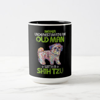 Unterschätzt nie einen alten Mann mit schiigem Tzu Zweifarbige Tasse