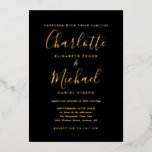 Unterschrift in einer Schwarzen Goldhochzeit Folieneinladung<br><div class="desc">Diese elegante Hochzeitseinladung mit echter Goldfolie und charakteristischen Stilnamen kann mit all Ihren besonderen Hochzeitstag-Informationen auf der Rückseite personalisiert werden,  inklusive UAWG,  Unterkunft und weiteren Details. Entwickelt von Thisisnotme©</div>