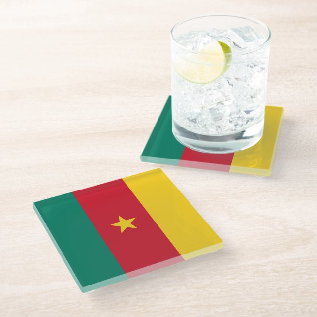 Untersetzer aus Glas mit kamerunischer Flagge (Schrägansicht)
