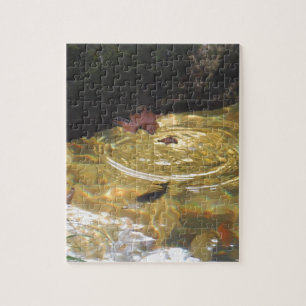 Unterwasserforelle, die im rauchigen puzzle