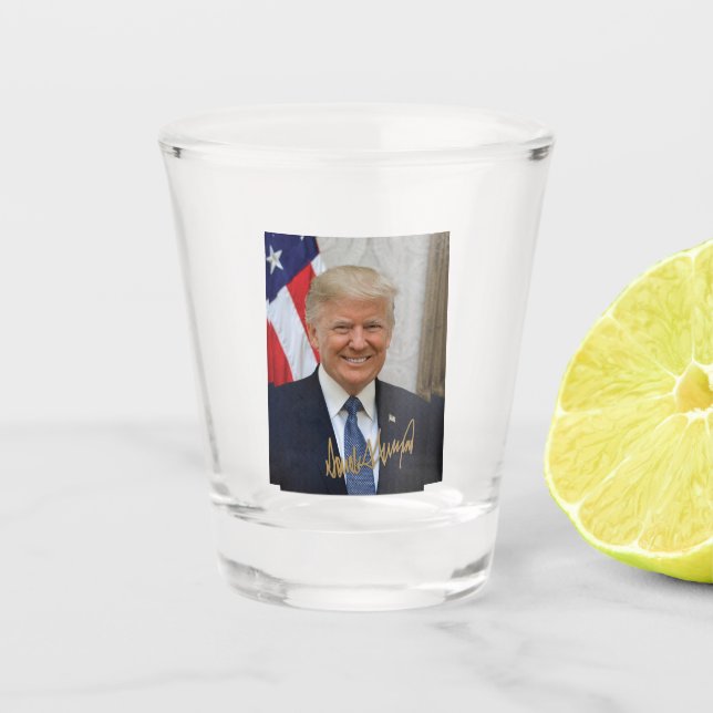 UNTERZEICHNET VON PRÄSIDENT TRUMP.... SCHNAPSGLAS (Vorderseite)