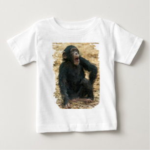 Unverschämter Babyschimpanse an der Spielkunst Baby T-shirt