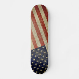 Unwetterte, beängstigende amerikanische Flagge Skateboard