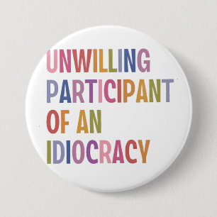 Unwillige Teilnahme an einer Diokratie gegen Trump Button