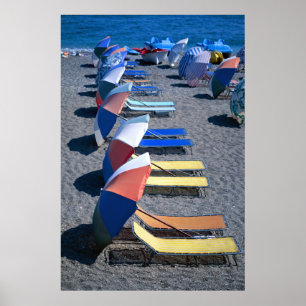 Unzählige Stühle am Strand Poster