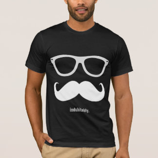 unzweifelhaft - lustiger Schnurrbart und T-Shirt