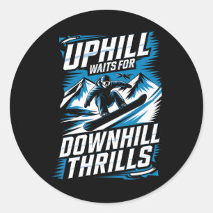 Uphill wartet auf Abfahrt Thrills Snowboarding Win Runder Aufkleber