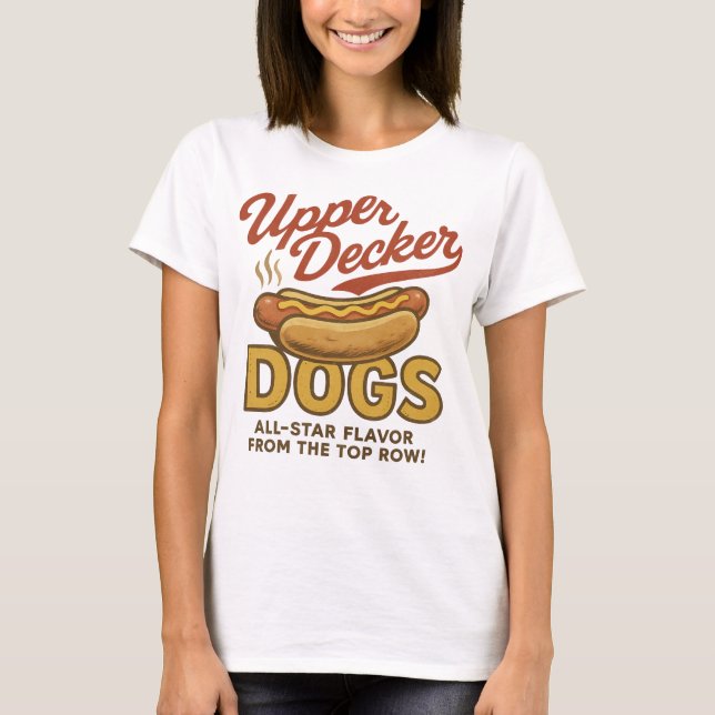 Upper Decker Dogs – Vintage Stadion Hot Dog Tee (Vorderseite)