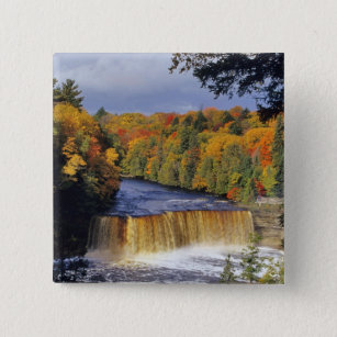 Upper Tahquamenon Falls in UP Michigan im Herbst Button