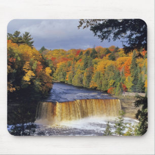 Upper Tahquamenon Falls in UP Michigan im Herbst Mousepad