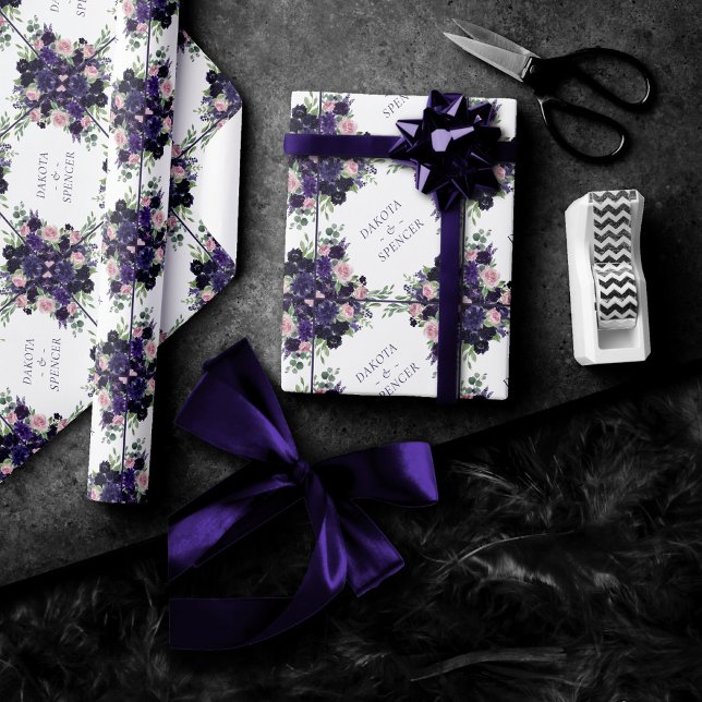 üppige Blüten | Monogramm Lila und rosa Rosen Geschenkpapier (Von Creator hochgeladen)