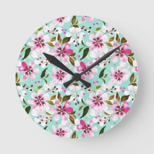 Üppige rosa Blüten auf aquafarbenem floralem Kunst Runde Wanduhr