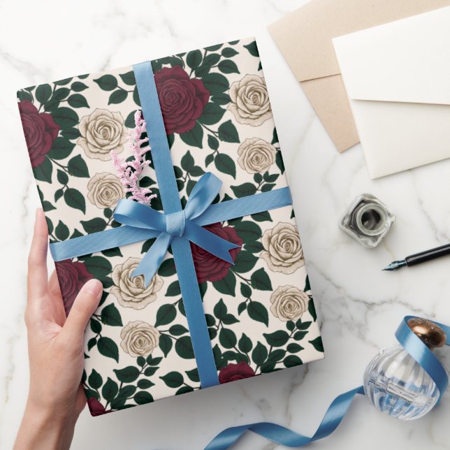 Üppige rote und burgunderrote Rosen mit dunkelgrün Geschenkpapier (Schenken)