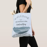 Upscale Misty Mountain Wedding Welcome Bag<br><div class="desc">Hochzeitstasche für die Gäste. Diese hochskalige Tasche hat ein Design vorne und hinten in einer blassblauen Farbe. Diese Tasche ist Teil der Hochzeitskollektion "misty bergs" und soll die Gäste zu einer Hochzeit in Urlaubsort in den Bergen willkommen heißen. Stellen Sie vier Textzeilen in modernem, handgeschriebenem Schriftart mit gebogenem Text oben...</div>
