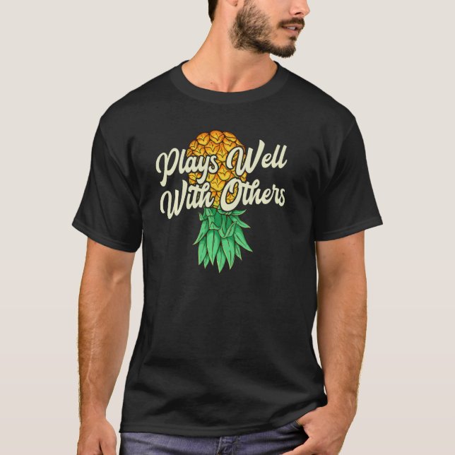 Upside Down Pineapple Plays Well Others Funny Swin T-Shirt (Vorderseite)