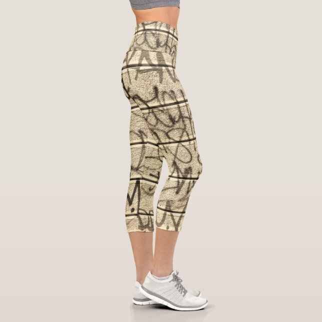 Urban Graffiti Sepia Style Capri Leggings (Rechts)