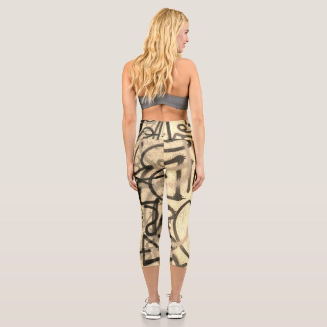 Urban Graffiti Sepia Style Capri Leggings (Rückseite)